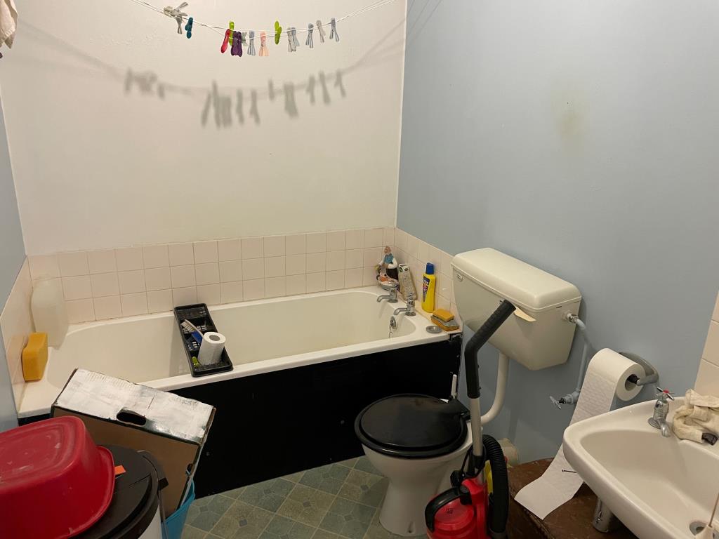 Lot: 24 - ONE-BEDROOM 5TH FLOOR FLAT FOR IMPROVEMENT -